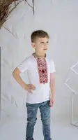 Детская вышитая футболка с великолепными вышитыми узорами.