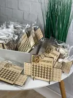 Компактний настільний вічний календар з дерева з логотипом на замовлення