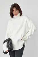 Женский вязаный свитер oversize с разрезами по бокам - молочный цвет, S