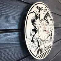 Настінний годинник з дерева на спортивну тематику