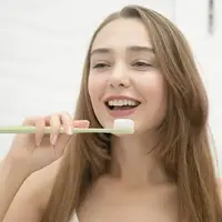 Мягкая зубная щетка с микрощетинками в футляре, бледно-зеленый