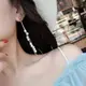 Золотистые серьги цепочки с жемчужинами код 1847