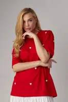 Женская футболка украшена вышитыми сердечками - красный цвет, M