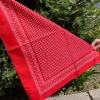 Бандана с узором Горошек 10554 55х55 см красная