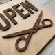 Деревянная табличка на дверь в салон красоты Open/Closed