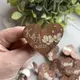 Деревянные свадебные бутоньерки для гостей, именные бутоньерки на свадьбу, оригинальные бутоньерки на заказ