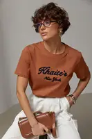 Однотонна трикотажна футболка з вишитими написом - коричневий цвет, ONE SIZE (є розміри)