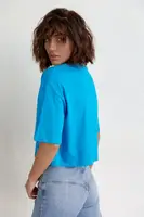 Укорочена жіноча футболка з вишитими літерами - синій колір, L/XL