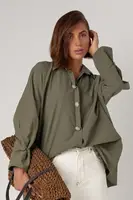 Жіноча сорочка oversize прикрашена гудзиками зі стразами - хакі цвет, L