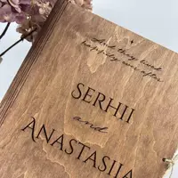 Оригінальний подарунок дружині на річницю весілля - дерев'яний альбом з іменним гравіюванням