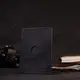 Надежная кожаная обложка на паспорт с держателем для Apple AirTag GRANDE PELLE 11620 Черный