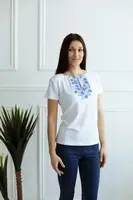 Женская футболка с вышитыми голубыми цветочками.