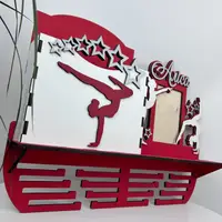 Великий іменний тримач для медалей Гімнастика з полицею для кубків, відділенням для грамот, рамочкою, дерев'яна медальниця