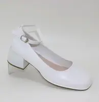 Белые женские туфли на среднем каблуке с белым ремешком.
