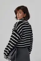 Укорочений свитер у смужку oversize - чорний колір, ONE SIZE