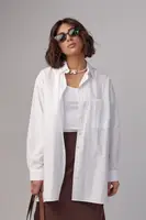 Женская рубашка в стиле oversize с разрезами - белый цвет, S/M