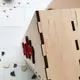 Яркий настольный органайзер для косметики из дерева