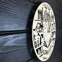 Интерьерные настенные часы из дерева в библиотеку