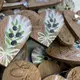 Оригинальные деревянные бутоньерки для гостей в темно-коричневом цвете