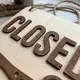 Деревянная табличка на дверь в салон красоты Open/Closed