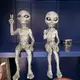 Фигурки инопланетян RESTEQ 2 шт по 15 см — декоративные статуэтки в стиле Sci-fi для интерьера дома, офиса или подарка