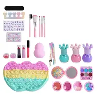 Игровой набор косметики, тени, блески, помады, румяна, расческа, пилочка, лаки, ногти, разделитель для пальцев, сумка, кисточки. Multicolor (156109)
