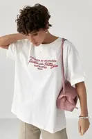 Вільна однотонна футболка з вишитими написами - білий цвет, ONE SIZE