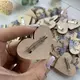 Бутоньерки для гостей на свадьбу, свадебные бутоньерки с инициалами новобрачных, оригинальные бутоньерки