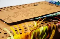 Органайзер-парковка с отверстиями для намотки ниток Фея ТМ Embroidery Craft Органайзер під процес 35х26х6 66 отворів волоський горіх OG-070