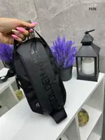Універсальна стильна сумочка-слінг з непромокаючого матеріалу (5156)