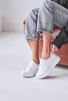 Женские кожаные белые кроссовки