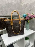Коричневі літери - стильна сумка-трапеція на блискавці з переплетеним золотим ремінцем 1544-3