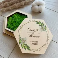 Весільна коробочка для обручок з салатовим мохом та оливковим принтом
