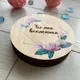 Круглая деревянная коробочка с гравировкой и декоративным мхом