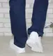Белые мужские кроссовки на белых шнурках.