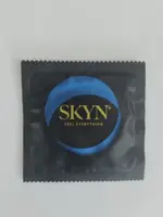 Безлатексный полиизопреновый презерватив SKYN Extra Lubricated (по 1 шт)