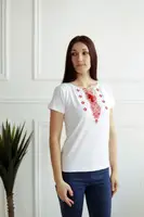Женская футболка с элементами вышивки.