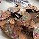 Бутоньерки из дерева на свадьбу гостям с инициалами молодоженов