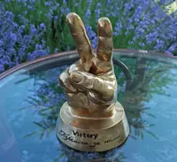 Статуетка Рука "VICTORY" + Напис 23 см Гранд Презент СП513-2 зол.