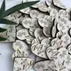 Свадебные бутоньерки из дерева для гостей, именные бутоньерки на свадьбу принт эвкалипт и белые цветы на заказ