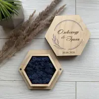 Свадебная деревянная коробочка для колец с синим стабилизированным мхом
