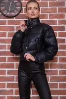 Короткая женская куртка черного цвета 182R2806
