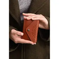 Кожаный кард-кейс 3.0 светло-коричневый с мандалой