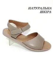 Женские кожаные босоножки на липучке на низком каблуке. беж
