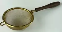 Сито с ручкой Olens Волнат 102-1340 20 см золотистое