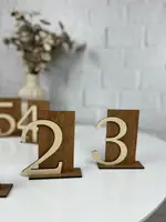 Елегантні весільні номерки на столи з дерева