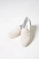 Женские светлые замшевые туфли.
