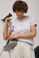Однотонна приталена футболка з написом Everything - лавандовий цвет, ONE SIZE