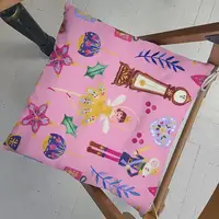 Подушка на стул Щелкунчик на розовом фоне 40x40x4 см (PZ_23NG005)