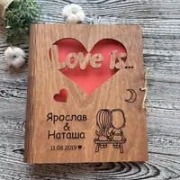 Дерев'яний подарунок на 5 річницю весілля - альбом для фото з дерева з іменним гравіюванням